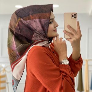 Renkli tilvil eşarp